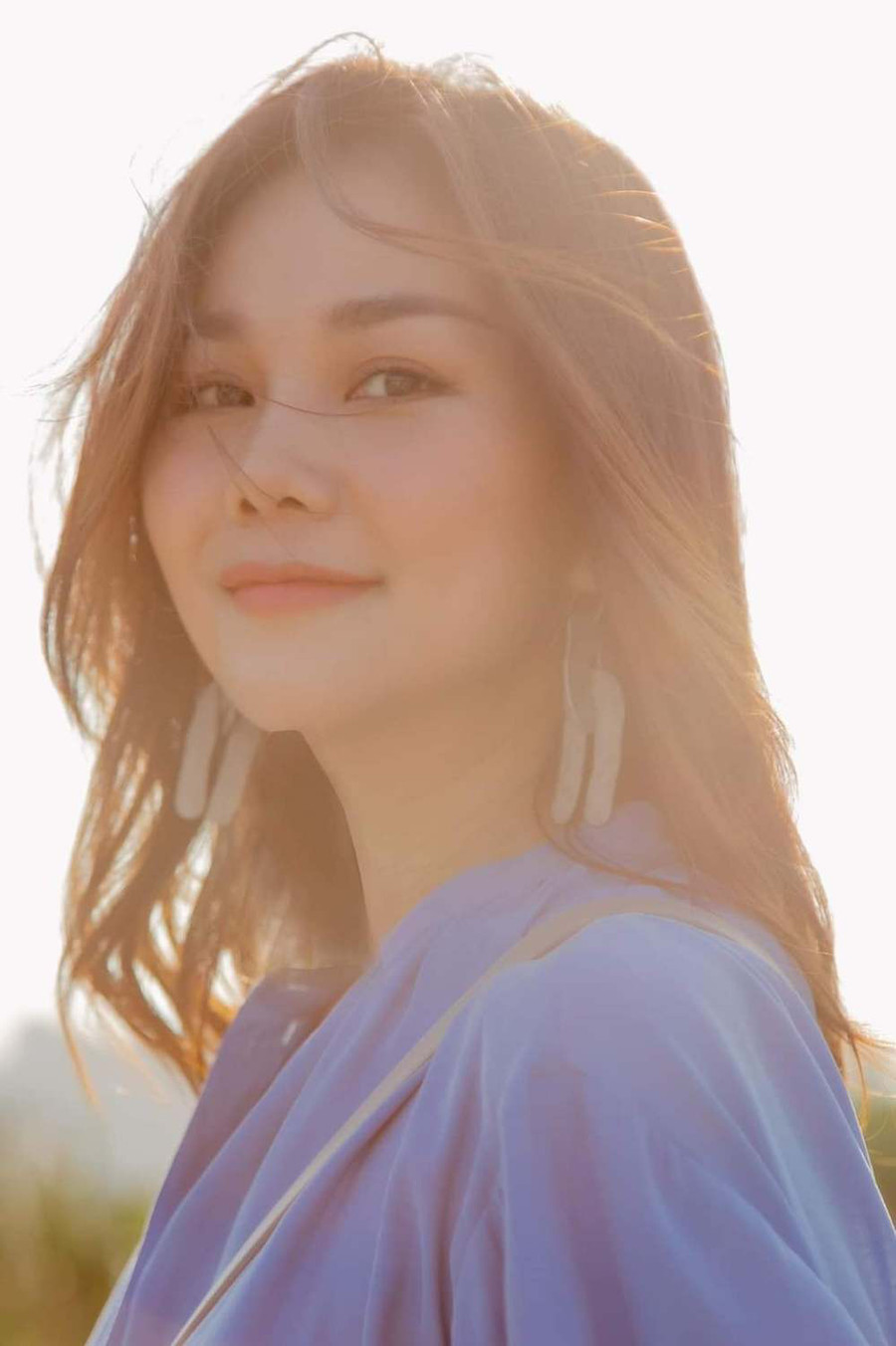 Thanh Hằng diện set đồ màu xanh với phần tà áo dài thướt tha phối với dáng quần ống rộng. Bộ trang phục làm tôn lên vóc dáng nổi bật của siêu mẫu đình dám trong làng thời trang Việt.