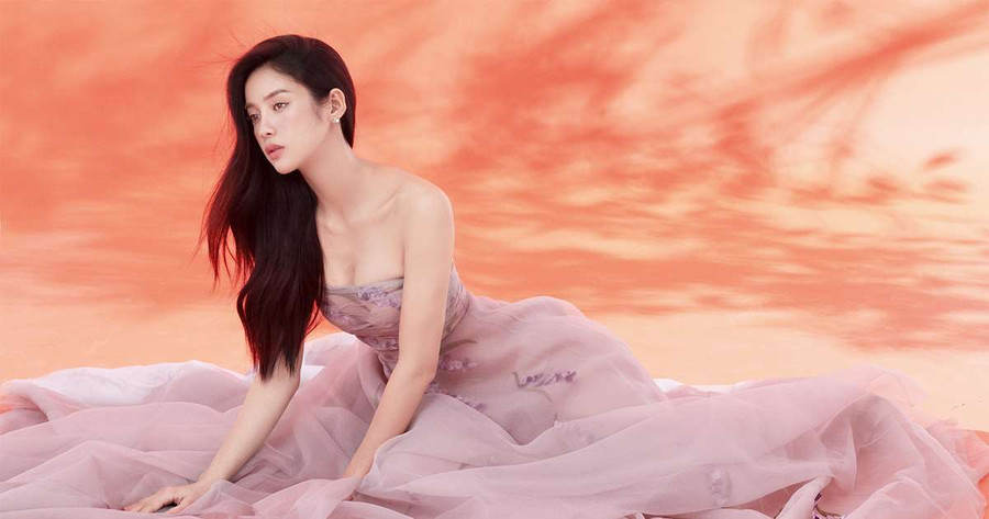 Về mặt bằng chung, phim Kiều so với Kiều@ có phần nổi bật hơn nhờ sự đầu tư nghiêm túc. Phim ra rạp tháng 4 này và không ít khán giả kì vọng Mỹ Duyên sẽ làm tròn vai diễn Thúy Kiều. Ảnh: NSCC.