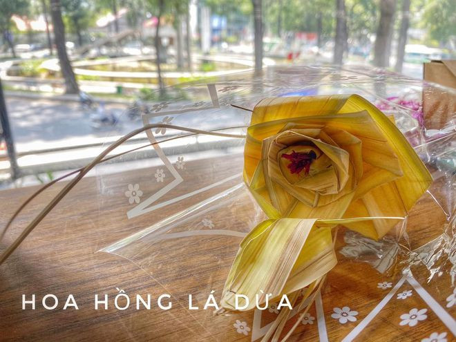 Hoa hồng làm từ lá dừa - Ảnh: Huệ Mẫn  Hoa hồng làm từ lá dừa - Ảnh: Huệ Mẫn