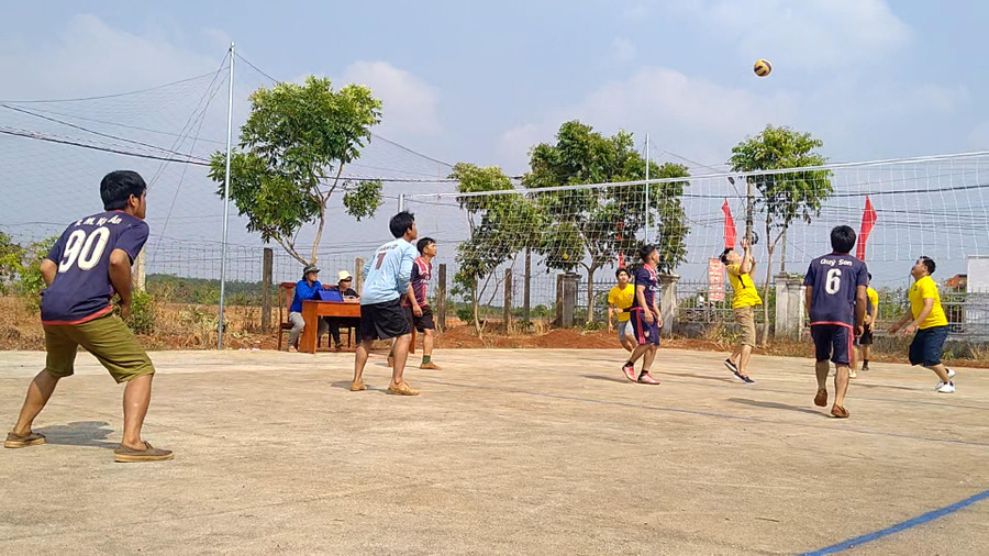 Sau Lễ khai mạc, các đội đã tham gia thi đấu môn bóng chuyền nam