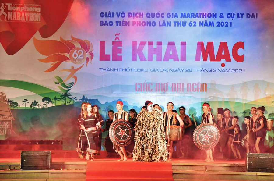 Đội cồng chiêng huyện Đak Đoa biểu diễn. Ảnh Đức Thụy.