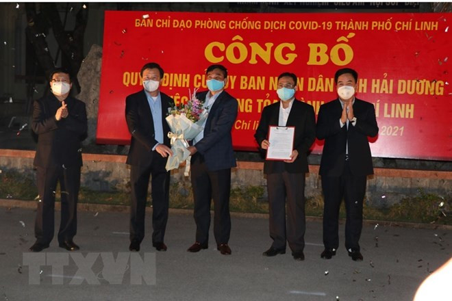 Lãnh đạo tỉnh Hải Dương trao quyết định của Ủy ban Nhân dân tỉnh về gỡ bỏ phong tỏa thành phố Chí Linh. (Ảnh: Mạnh Minh/TTXVN) Lãnh đạo tỉnh Hải Dương trao quyết định của Ủy ban Nhân dân tỉnh về gỡ bỏ phong tỏa thành phố Chí Linh. (Ảnh: Mạnh Minh/TTXVN)