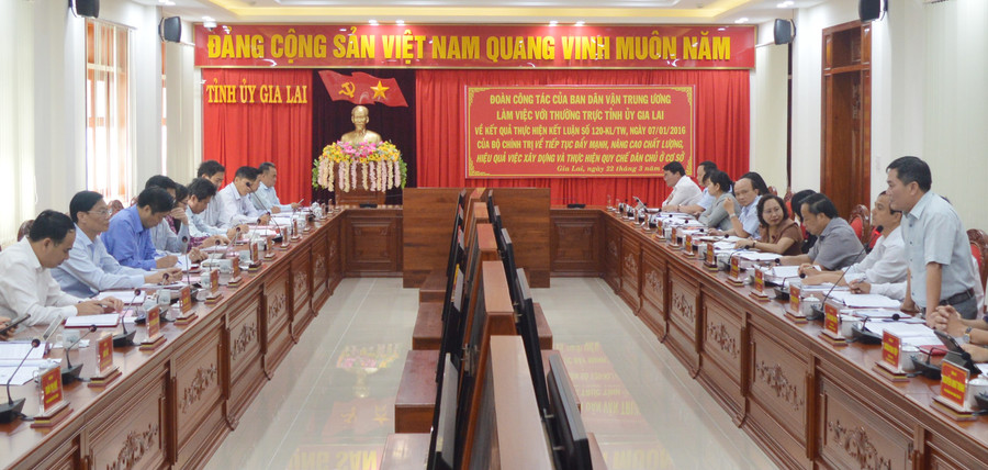 Quang cảnh buổi làm việc của đoàn công tác Ban Dân vận Trung ương với Thường trực Tỉnh ủy. Ảnh: Phương Dung