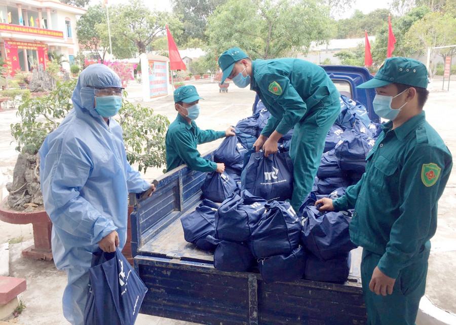 Lực lượng dân quân thị xã Ayun Pa vận chuyển nhu yếu phẩm giúp người dân khu vực cách ly. Ảnh: Vĩnh Hoàng