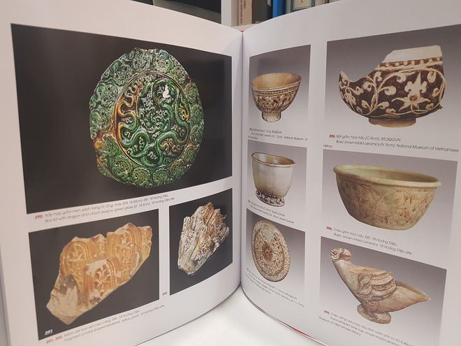 Trang sách giới thiệu nhiều hiện vật quý của Hoàng thành Thăng Long. ẢNH: NGỮ YÊN