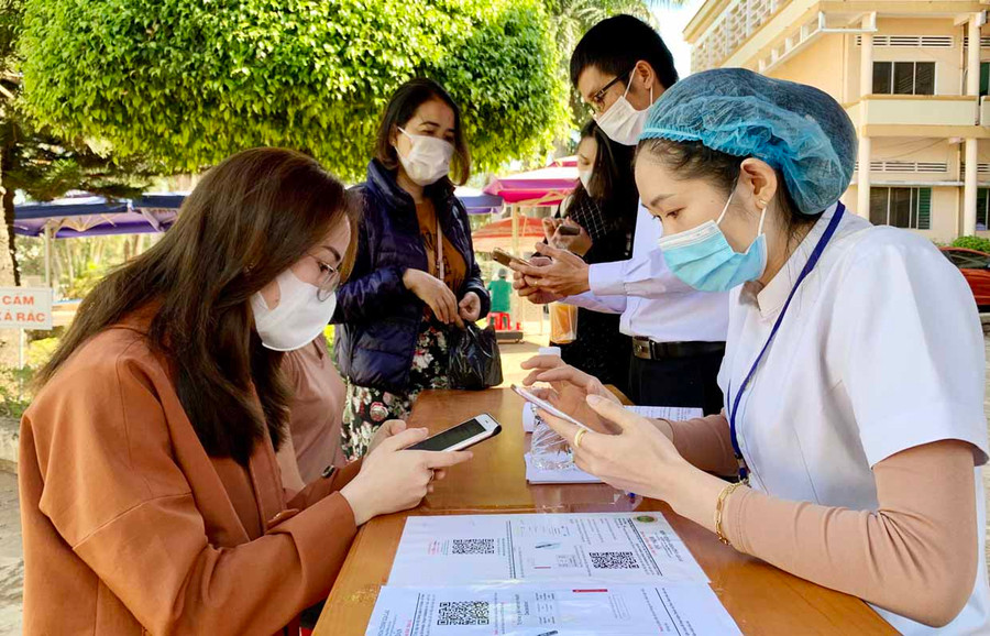 Từ ngày 1-3, Bệnh viện Đa khoa tỉnh triển khai ứng dụng khai báo y tế bằng mã QR Code. Ảnh: Như Nguyện