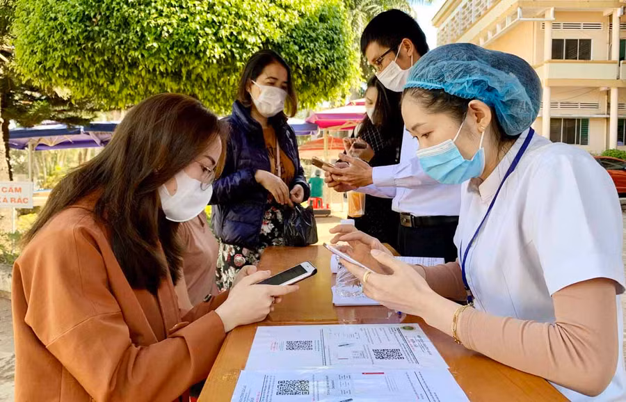 Từ ngày 1-3, Bệnh viện Đa khoa tỉnh triển khai ứng dụng khai báo y tế bằng mã QR Code. Ảnh: Như Nguyện