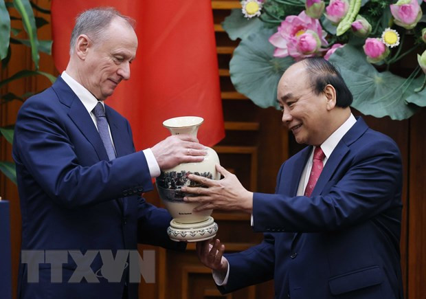 Thủ tướng Nguyễn Xuân Phúc tặng quà lưu niệm cho hư ký Hội đồng An ninh quốc gia Nga Nikolai Patrushev. (Ảnh: TTXVN) Thủ tướng Nguyễn Xuân Phúc tặng quà lưu niệm cho hư ký Hội đồng An ninh quốc gia Nga Nikolai Patrushev. (Ảnh: TTXVN)