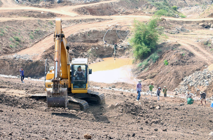 Các đơn vị thi công đang đẩy nhanh tiến độ thi công các hạng mục công trình. Ảnh: Quang Tấn