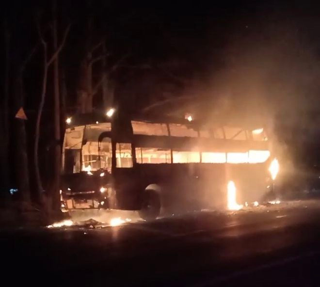 Xe giường nằm bị lửa thiêu rụi, chỉ còn bộ khung- Ảnh: Người dân cung cấp Xe giường nằm bị lửa thiêu rụi, chỉ còn bộ khung- Ảnh: Người dân cung cấp