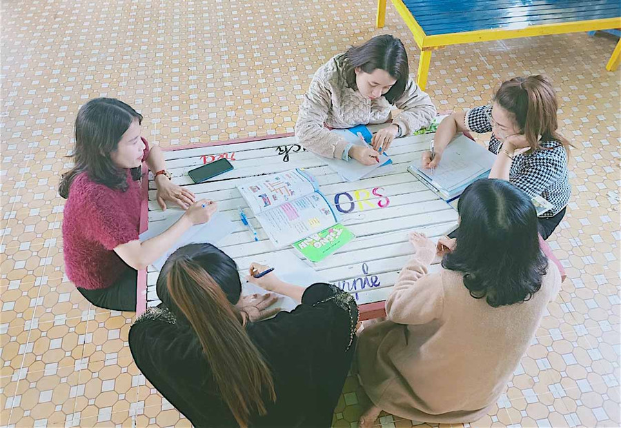 Các giáo viên Trường Tiểu học Võ Thị Sáu (phường Tây Sơn, thị xã An Khê) sinh hoạt chuyên môn theo hướng nghiên cứu bài học đối với môn Tiếng Anh. Ảnh: Hồng Thi
