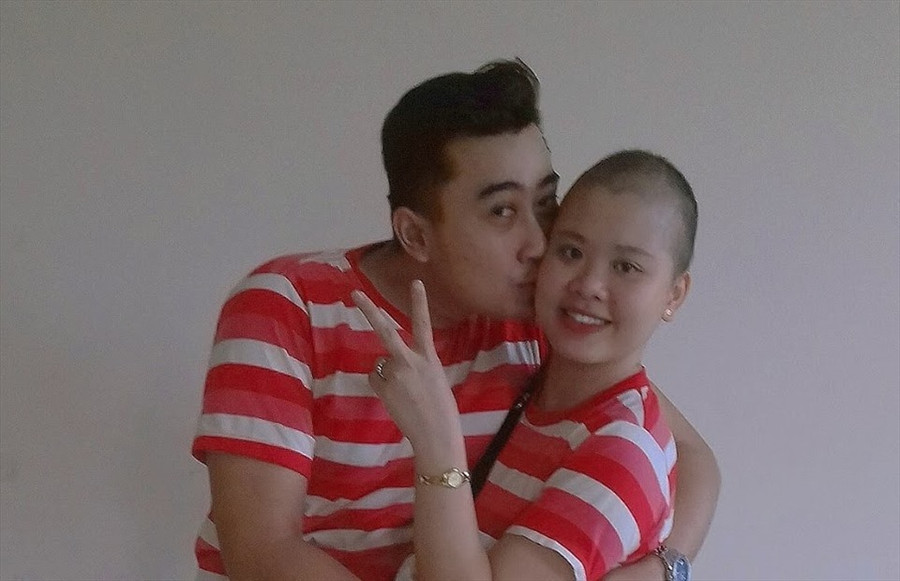 Anh Thắng luôn ở bên Hương Lan để cùng cô chữa trị bệnh ung thư. Ảnh: NVCC