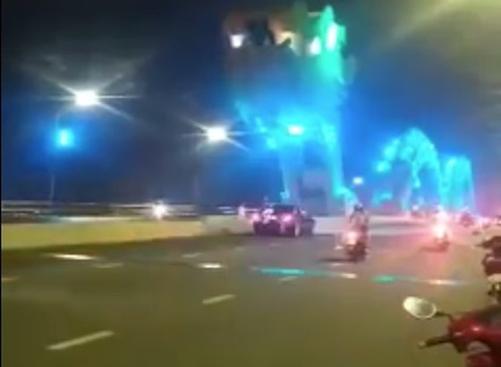  Chiếc xe dừng lại trên cầu Rồng để chụp ảnh. Ảnh chụp từ clip