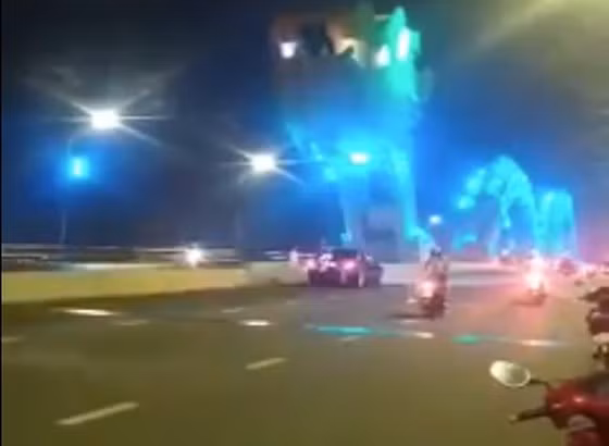  Chiếc xe dừng lại trên cầu Rồng để chụp ảnh. Ảnh chụp từ clip