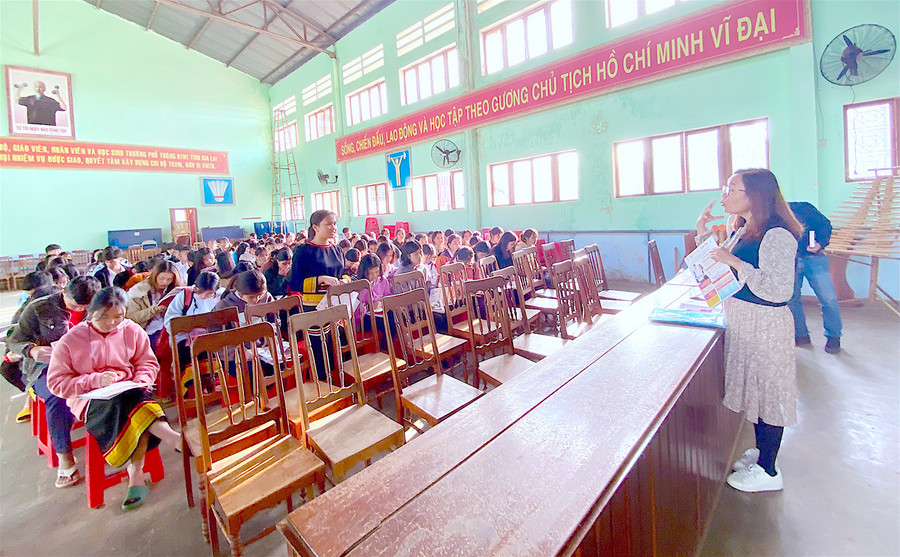 Trường Phổ thông Dân tộc Nội trú tỉnh phối hợp với Trường Đại học Duy Tân (Đà Nẵng) tổ chức tư vấn tuyển sinh cho học sinh lớp 12 của trường. Ảnh: M.T