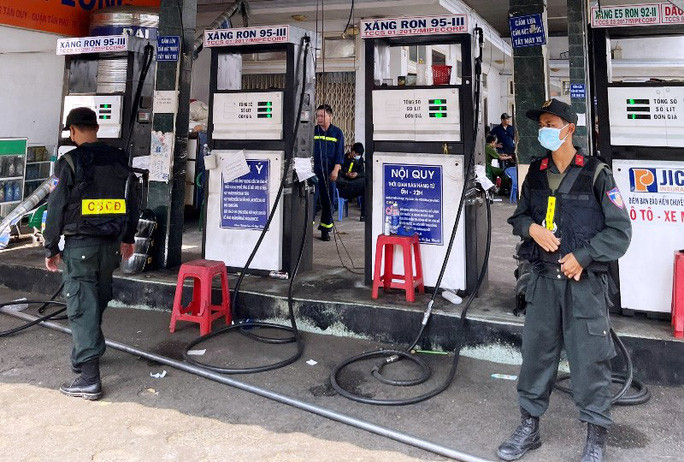 Cảnh sát cơ động bao vây, khám xét cây xăng của Doanh nghiệp tư nhân xăng dầu Bình Long. Cảnh sát cơ động bao vây, khám xét cây xăng của Doanh nghiệp tư nhân xăng dầu Bình Long.