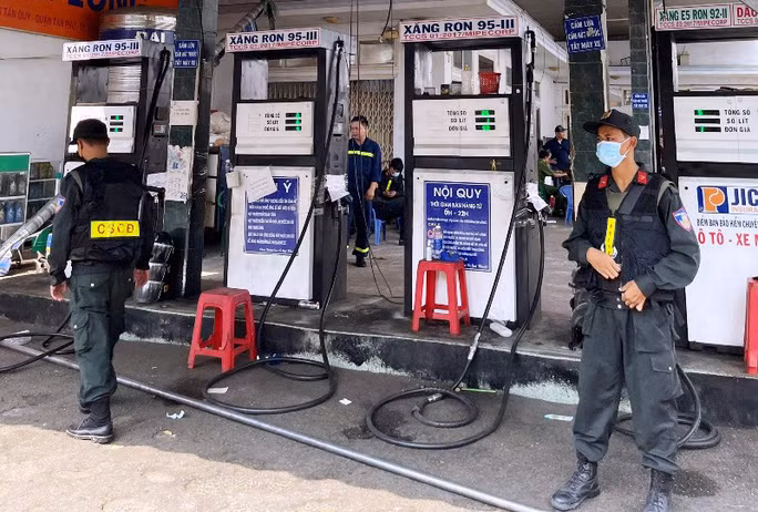 Cảnh sát cơ động bao vây, khám xét cây xăng của Doanh nghiệp tư nhân xăng dầu Bình Long.