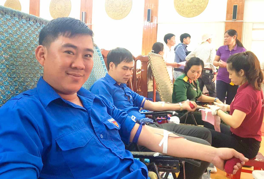 Anh Nguyễn Anh Tuấn (người ngoài cùng) tham gia hiến máu tình nguyện. Ảnh: Nguyễn Anh Sơn