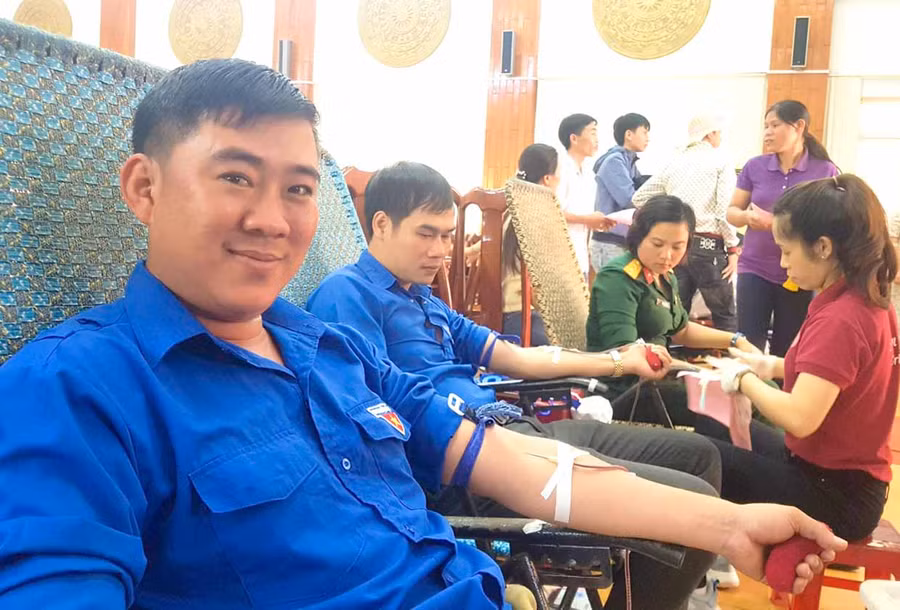 Anh Nguyễn Anh Tuấn (người ngoài cùng) tham gia hiến máu tình nguyện. Ảnh: Nguyễn Anh Sơn