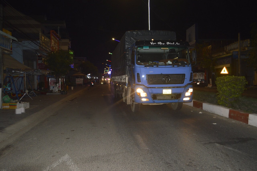 2 thanh niên đã thương vong sau khi tông vào xe tải. Ảnh: Văn Ngọc