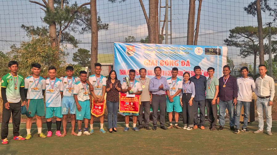 Ban tổ chức trao cúp, cờ và huy chương cho các đội đạt thành tích cao tao giải. Ảnh: Hà Phương