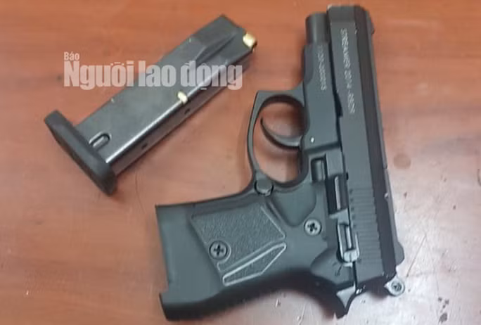  Khẩu súng bắn đạn cao su được Hào đặt mua trên mạng