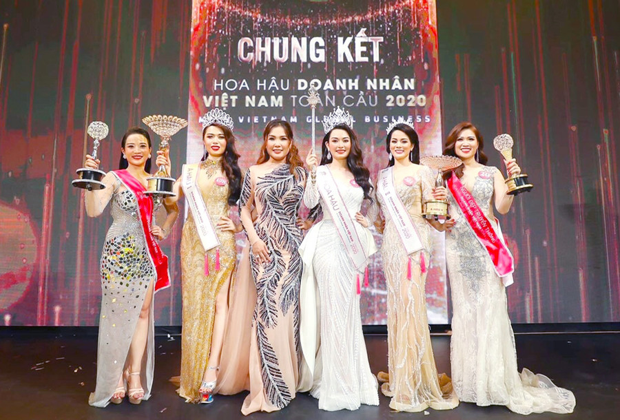 Nguyễn Thị Hoa: Nữ doanh nhân tài sắc đất An Khê ảnh 1 Chị Nguyễn Thị Hoa (bìa phải) giành giải thưởng “Người đẹp truyền thông” tại cuộc thi Hoa hậu Doanh nhân Việt Nam toàn cầu 2020 (ảnh nhân vật cung cấp).