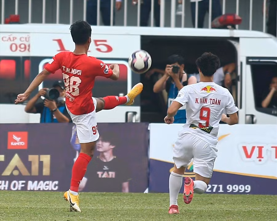Trung vệ Trương Ngọc Mười bị đánh giá không đủ trình độ thi đấu V.League. Ảnh: Fanpage CLB TPHCM.
