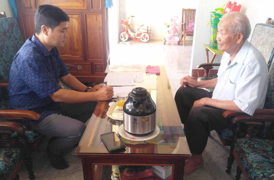 Ông Huỳnh Được (bìa phải) kể về những năm tháng hoạt động ở Khu 10. Ảnh: Nguyễn Anh Minh Ông Huỳnh Được (bìa phải) kể về những năm tháng hoạt động ở Khu 10. Ảnh: Nguyễn Anh Minh