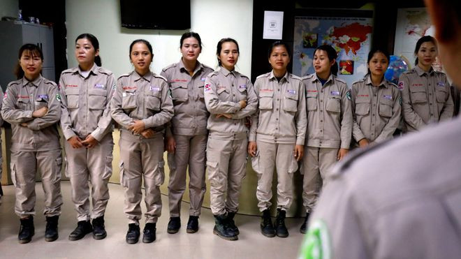  Các thành viên trao đổi nghiệp vụ tại trụ sở trước khi tới hiện trường- Ảnh: Sơn Thuỷ