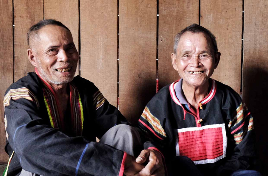 Già làng Kpă Pryt (bìa phải; buôn Ia Rnho, xã Đất Bằng, huyện Krông Pa). Ảnh: Minh Châu Già làng Kpă Pryt (bìa phải; buôn Ia Rnho, xã Đất Bằng, huyện Krông Pa). Ảnh: Minh Châu