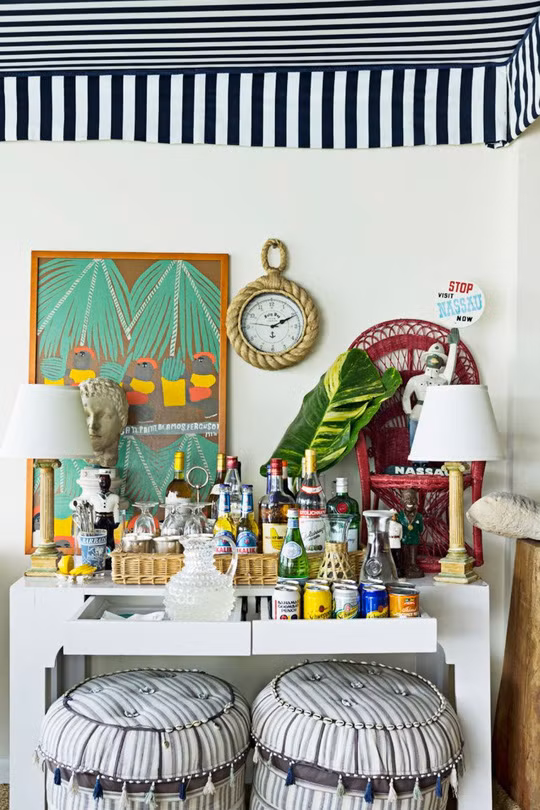 Quầy bar: Mọi ngôi nhà đều cần một quầy bar riêng để bạn tự thưởng thức ly cocktail hoặc thiết đãi bạn bè. Hãy dành thời gian tạo một quầy bar riêng trong căn bếp hoặc ngoài sân vườn vì mùa hè, bạn sẽ có nhu cầu sử dụng đồ uống nhiều hơn.