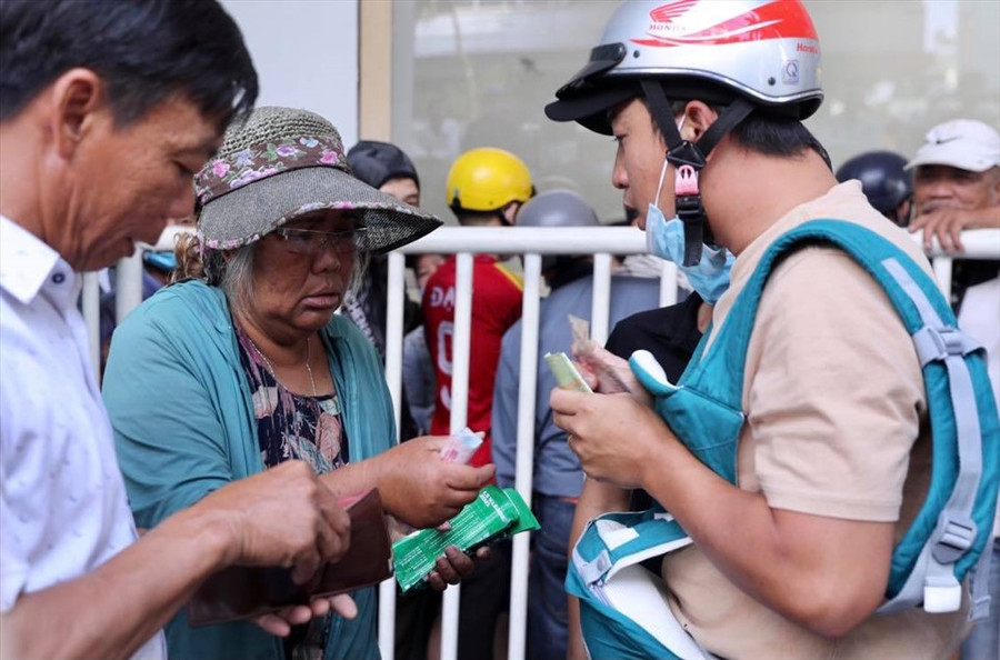 Vé của trận đấu được phe vé chào bán chênh lệch hơn so với giá gốc vài chục nghìn đồng/vé. Ảnh: Anh Duy. Vé của trận đấu được phe vé chào bán chênh lệch hơn so với giá gốc vài chục nghìn đồng/vé. Ảnh: Anh Duy.