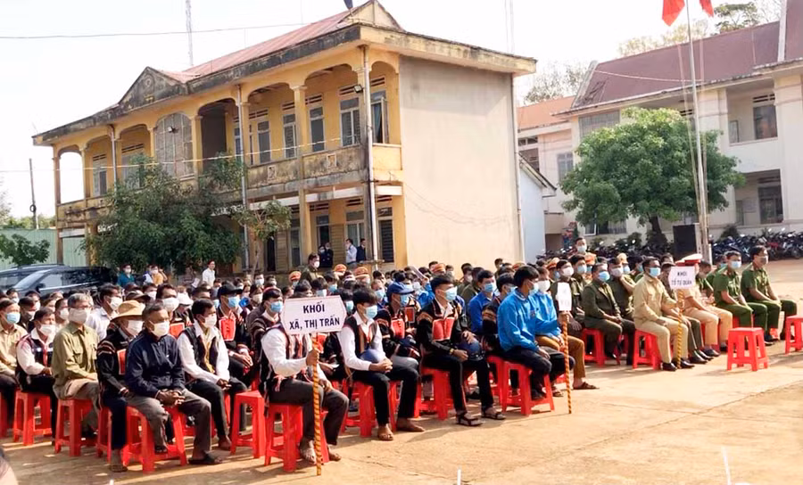 Đoàn viên, thanh niên, người có uy tín và lực lượng tham gia trong các tổ tự quản ở cơ sở của huyện Chư Pưh tham gia lễ phát động cao điểm tuyên truyền ATGT. Ảnh: Lê Hòa