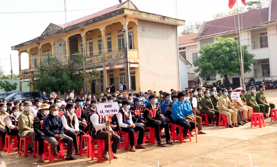 Đoàn viên, thanh niên, người có uy tín và lực lượng tham gia trong các tổ tự quản ở cơ sở của huyện Chư Pưh tham gia lễ phát động cao điểm tuyên truyền ATGT. Ảnh: Lê Hòa Đoàn viên, thanh niên, người có uy tín và lực lượng tham gia trong các tổ tự quản ở cơ sở của huyện Chư Pưh tham gia lễ phát động cao điểm tuyên truyền ATGT. Ảnh: Lê Hòa