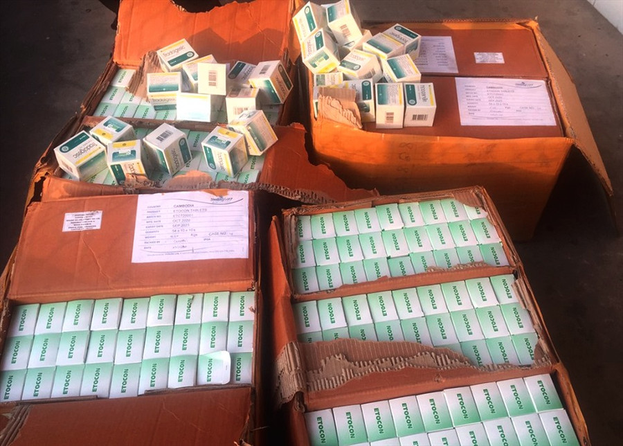 Bốn thùng tân dược vô chủ nghi nhập lậu. Ảnh: Nghiêm Túc Bốn thùng tân dược vô chủ nghi nhập lậu. Ảnh: Nghiêm Túc