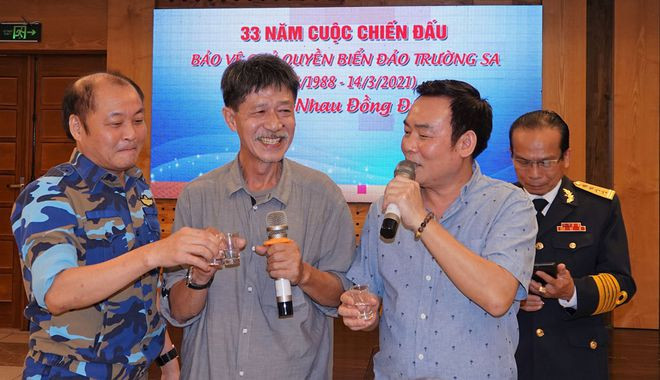 Thương binh Uông Xuân Thọ (trái) cảm ơn phi công Nguyễn Anh Sơn (giữa) và bác sĩ Lại Quang Tiến (phải) đã cứu sống mình, sau trận 14.3.1988. ẢNH: M.T.H