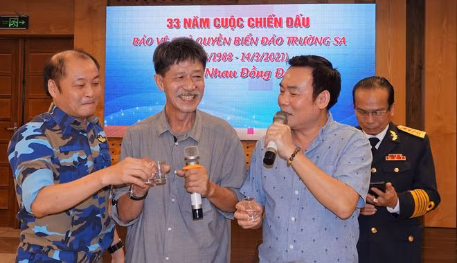 Thương binh Uông Xuân Thọ (trái) cảm ơn phi công Nguyễn Anh Sơn (giữa) và bác sĩ Lại Quang Tiến (phải) đã cứu sống mình, sau trận 14.3.1988. ẢNH: M.T.H