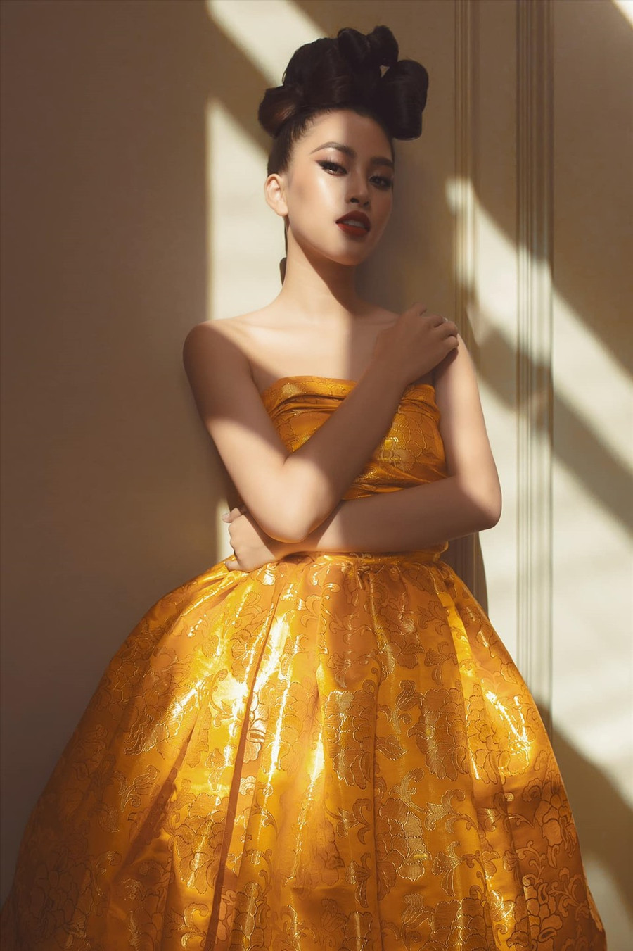 Cô nàng liên tục xuất hiện trên sàn catwalk cũng như trở thành nàng thơ của nhiều nhà thiết kế tên tuổi trong nước. Ảnh: NSCC.