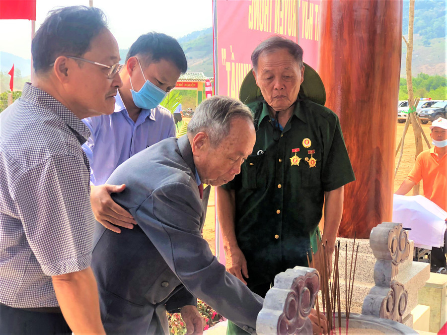 Nguyên cán bộ lãnh đạo qua các thời kỳ thắp hương tưởng niệm tại Nhà Bia. Ảnh. Đinh Yến