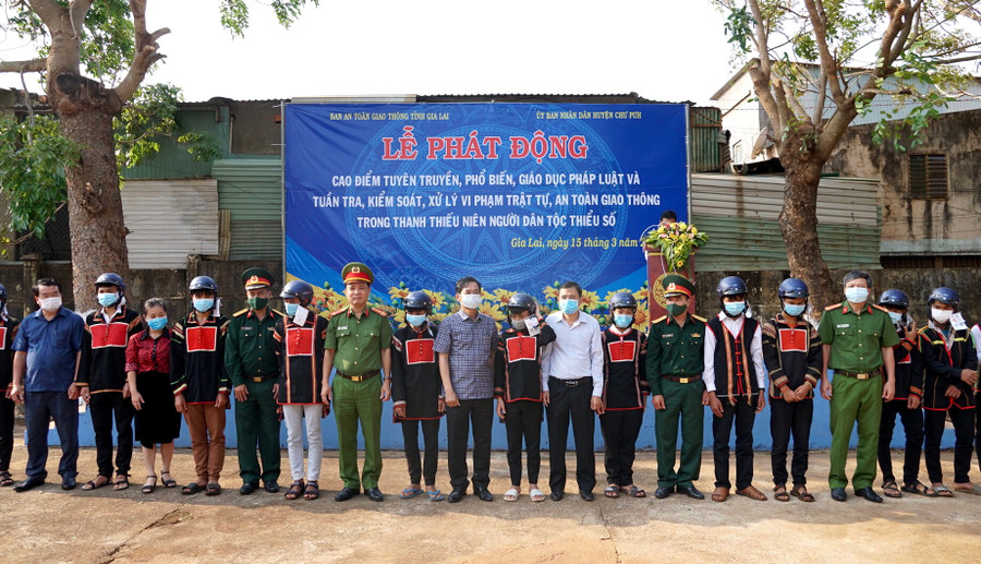 Đại diện các cơ quan thành viên Ban An toàn giao thông tỉnh tặng mũ bảo hiểm đạt chuẩn cho thanh niên huyện Chư Pưh. Ảnh: Lê Hòa Đại diện các cơ quan thành viên Ban An toàn giao thông tỉnh tặng mũ bảo hiểm đạt chuẩn cho thanh niên huyện Chư Pưh. Ảnh Lê Hòa