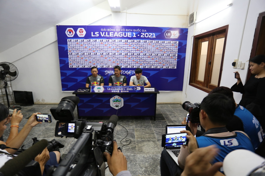 HLV Kiatisak đã có những chia sẻ thẳng thắn với giới truyền thông. Ảnh: Văn Ngọc