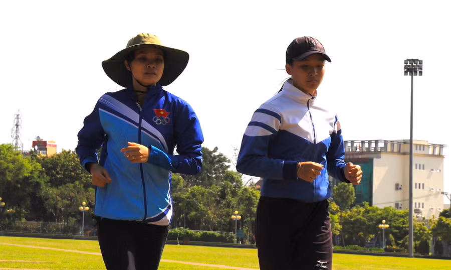 2. VĐV Nông Thị Minh Nguyệt và Lê Thị Bích Nhật nỗ lực tập luyện với quyết tâm mang huy chương về cho Đoàn Gia Lai