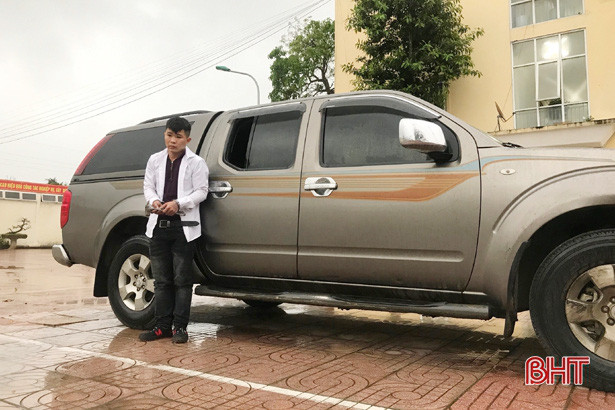 Tô Văn Sỹ cùng chiếc ô tô lấy trộm.