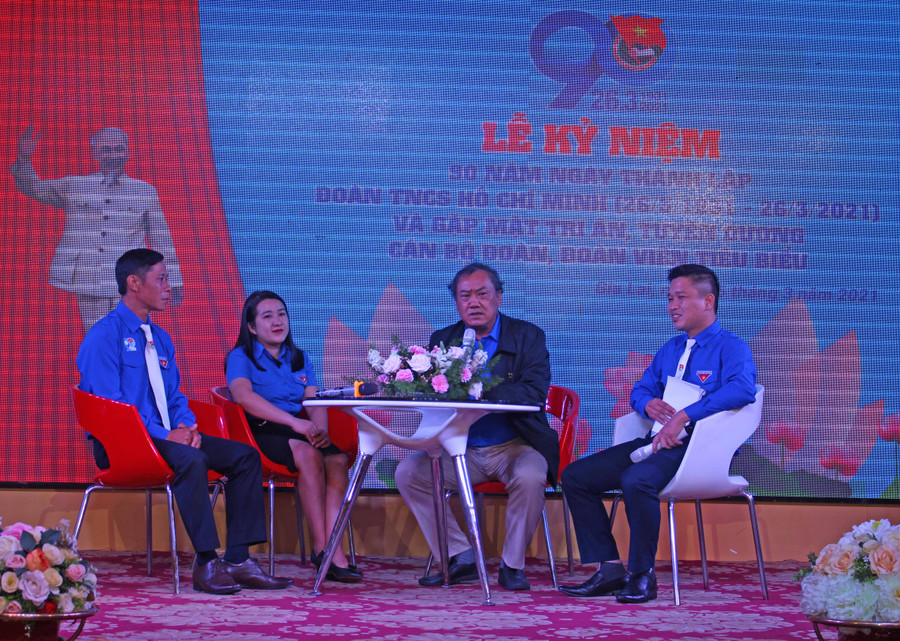 Đoàn khối tổ chức gặp gỡ, nói chuyện truyền thống với các cựu cán bộ Đoàn. Ảnh P.L