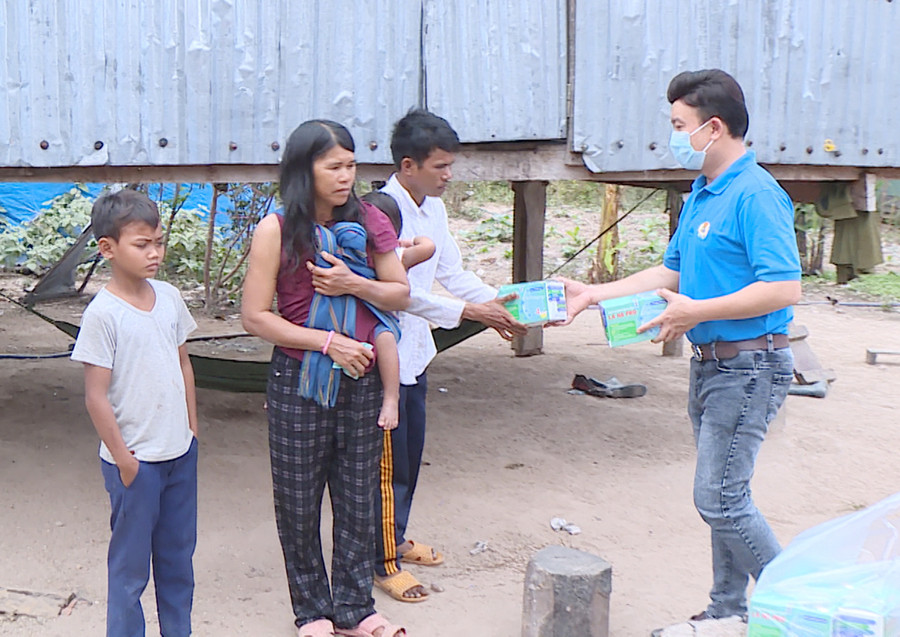 Phát khẩu trang cho người dân xã Phú Cần (huyện Krông Pa). Ảnh: Lê Nam