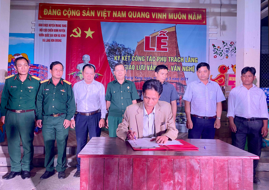 Các cơ quan, đơn vị huyện Mang Yang ký kết giao ước thi đua giúp đỡ, hỗ trợ chăm lo đời sống vật chất cho đồng bào nghèo. Ảnh: Ngọc Thu Các cơ quan, đơn vị huyện Mang Yang ký kết giao ước thi đua giúp đỡ, hỗ trợ chăm lo đời sống vật chất cho đồng bào nghèo.