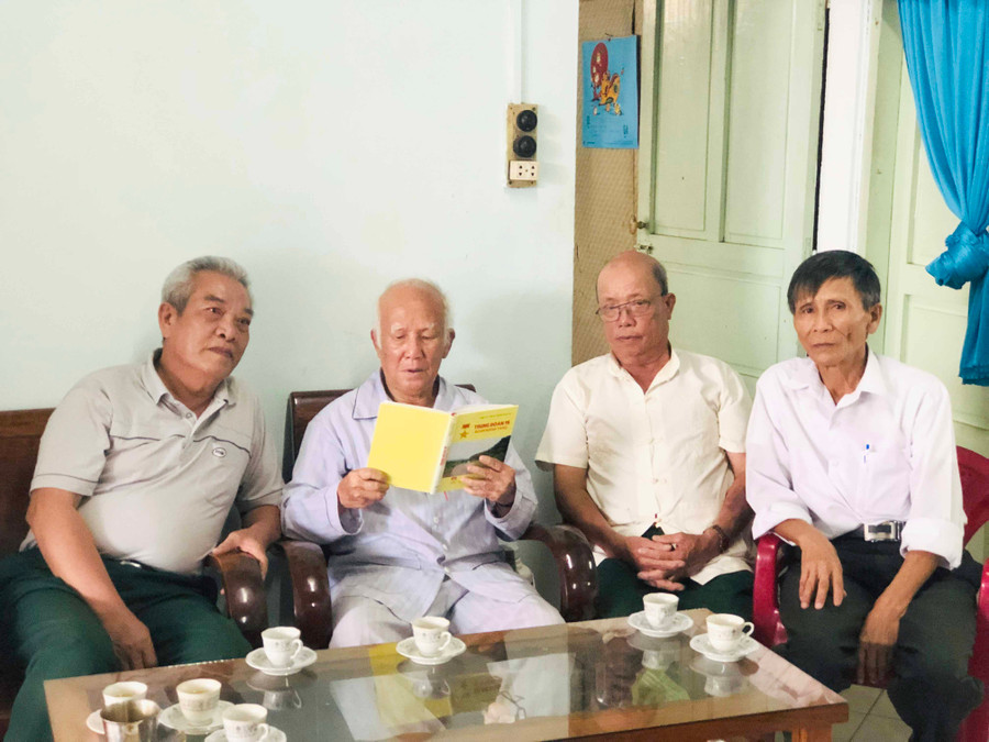 Các cựu chiến binh tới thăm ông Lâm Huế (thứ 2 từ trái sang)-nguyên Trung đoàn phó Trung đoàn 95. Ảnh: Thủy Bình