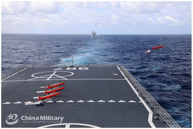 Tàu đổ bộ Type 071 Ngũ Chỉ Sơn (987) trong cuộc tập trận do Chiến khu Nam bộ của Trung Quốc tổ chức hồi cuối tháng 2. Ảnh: CHỤP MÀN HÌNH CHINAMIL.COM.CN Tàu đổ bộ Type 071 Ngũ Chỉ Sơn (987) trong cuộc tập trận do Chiến khu Nam bộ của Trung Quốc tổ chức hồi cuối tháng 2. Ảnh: CHỤP MÀN HÌNH CHINAMIL.COM.CN