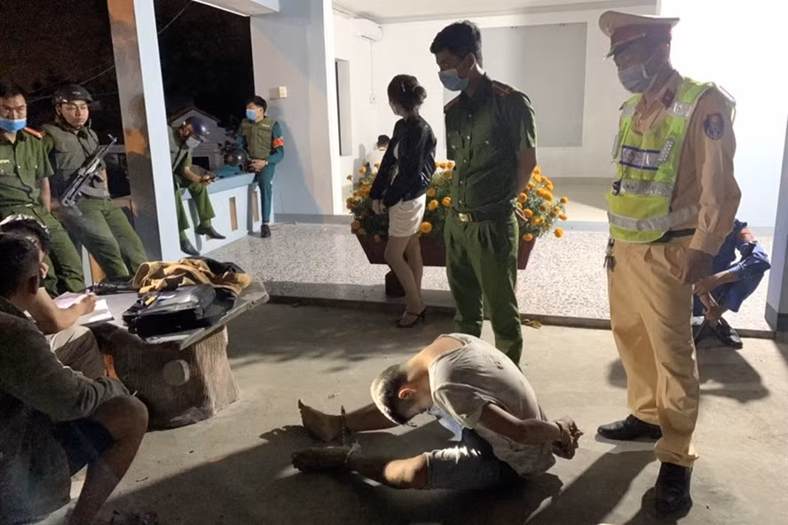 Các đối tượng bị lực lượng Công an bắt giữ. Ảnh: CACC Các đối tượng bị lực lượng Công an bắt giữ. Ảnh: CACC